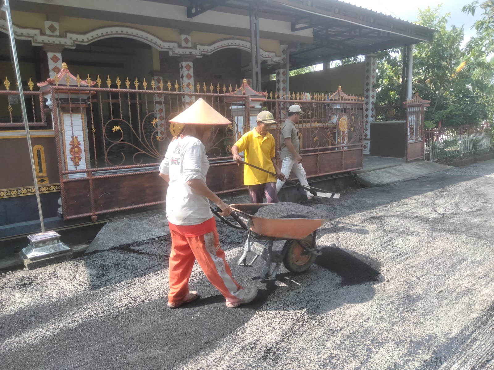 Pengaspalan di parangjoro rt 03 RW 03 berjalan lncar 