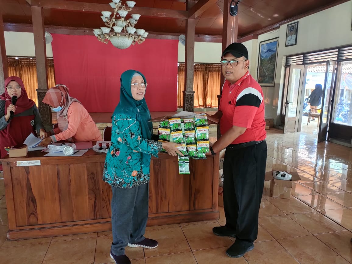 pembagian susu lansia 
